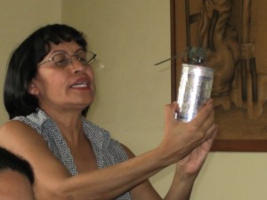 Dirigenta de COFADEH mostrando una lacrimogena Made in USA utilizada por la policía